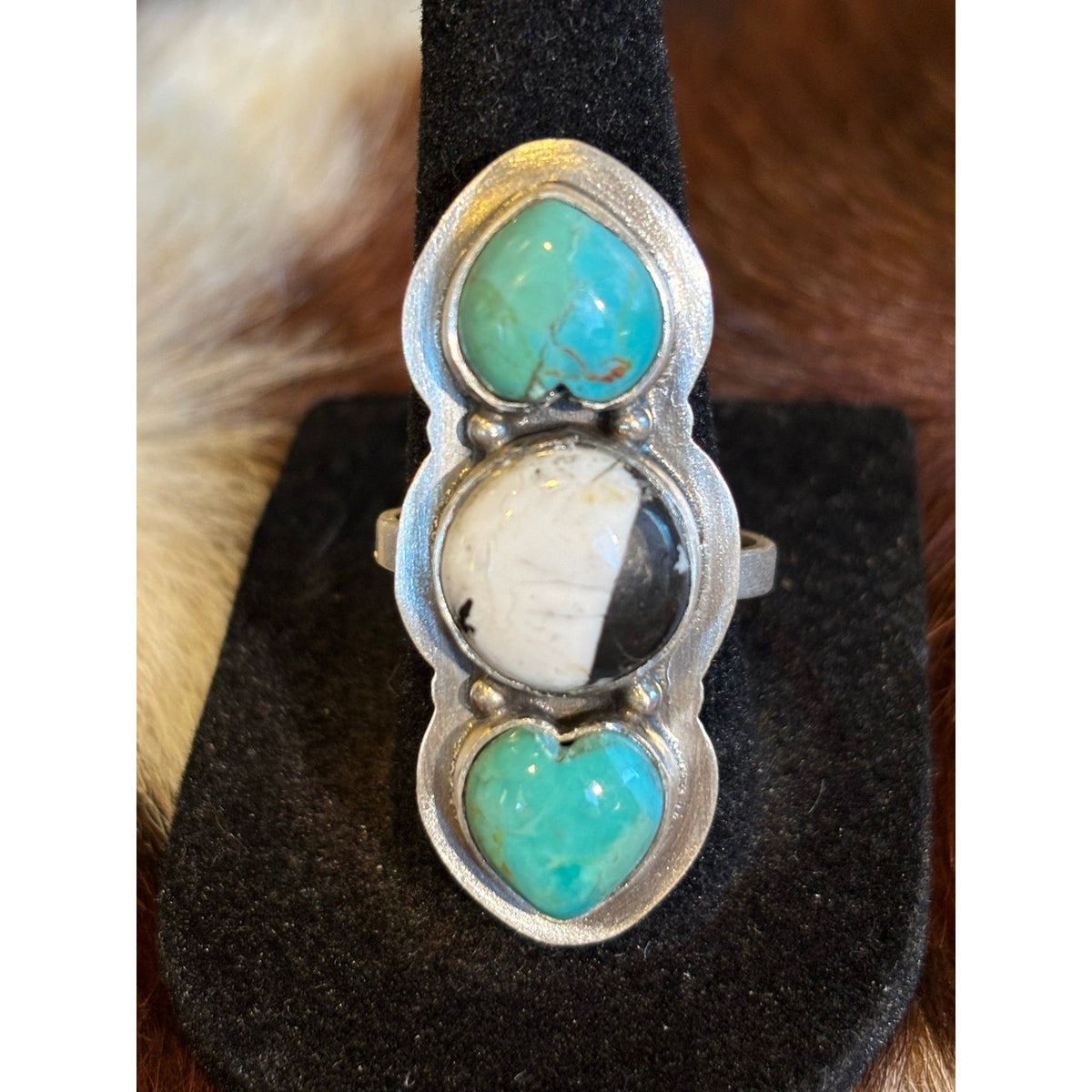 Kingman Turquoise & White Buffalo Three-Stone Runner Ring – Sterling Silver